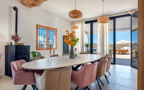 Espacios interiores y exteriores para comer